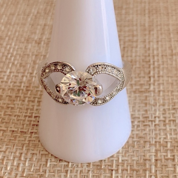 Cubic Zirconia Silver Tone Fashion Ring Size 9 1/2 - Picture 1 of 2